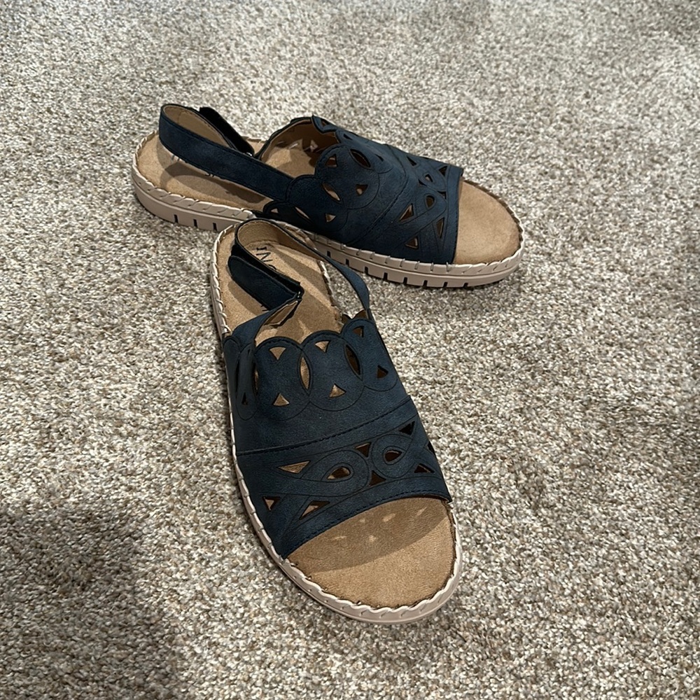 NEVERWORN woman’s sandals.